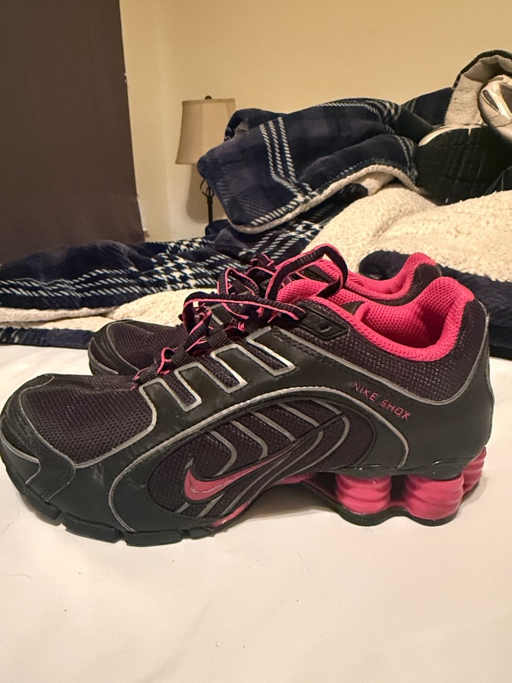 Broken Nike shox Black and Pink Shox Athletic Sneakers size 6 - Picture 3 of 9